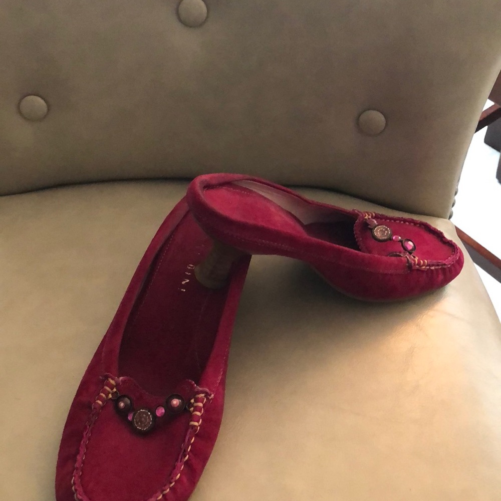 Cute fuchsia color step in heels!